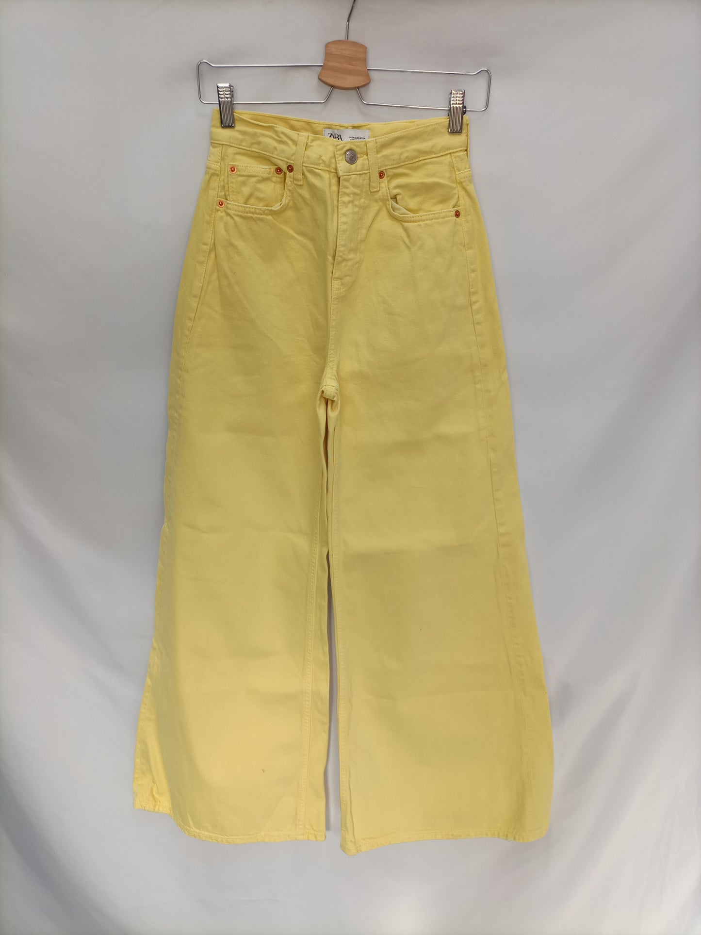 ZARA. Pantalón denim amarillo T.34
