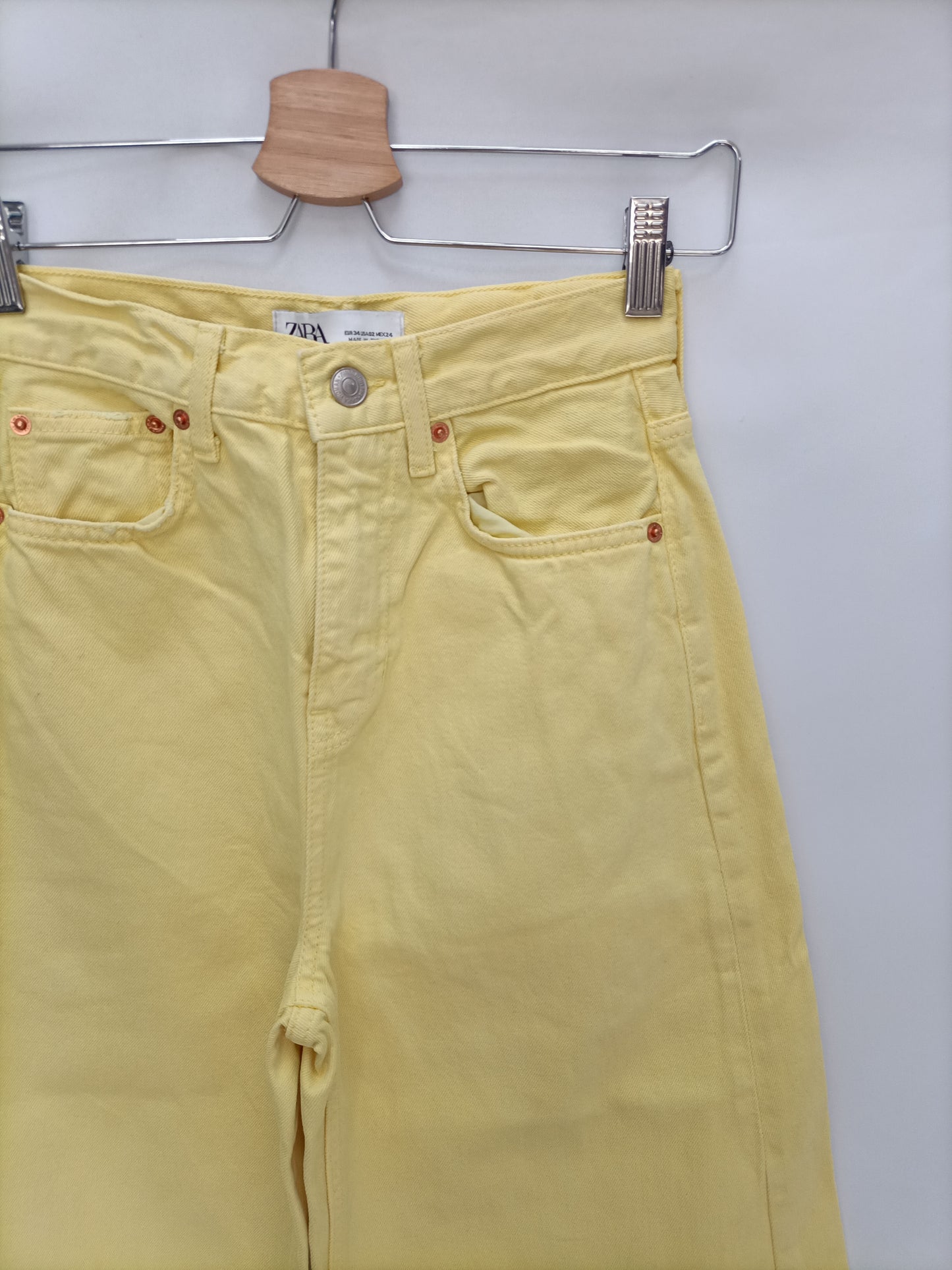 ZARA. Pantalón denim amarillo T.34