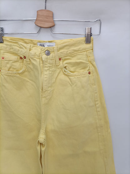 ZARA. Pantalón denim amarillo T.34