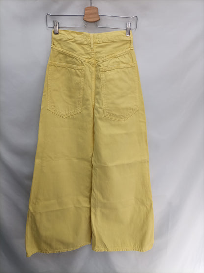 ZARA. Pantalón denim amarillo T.34