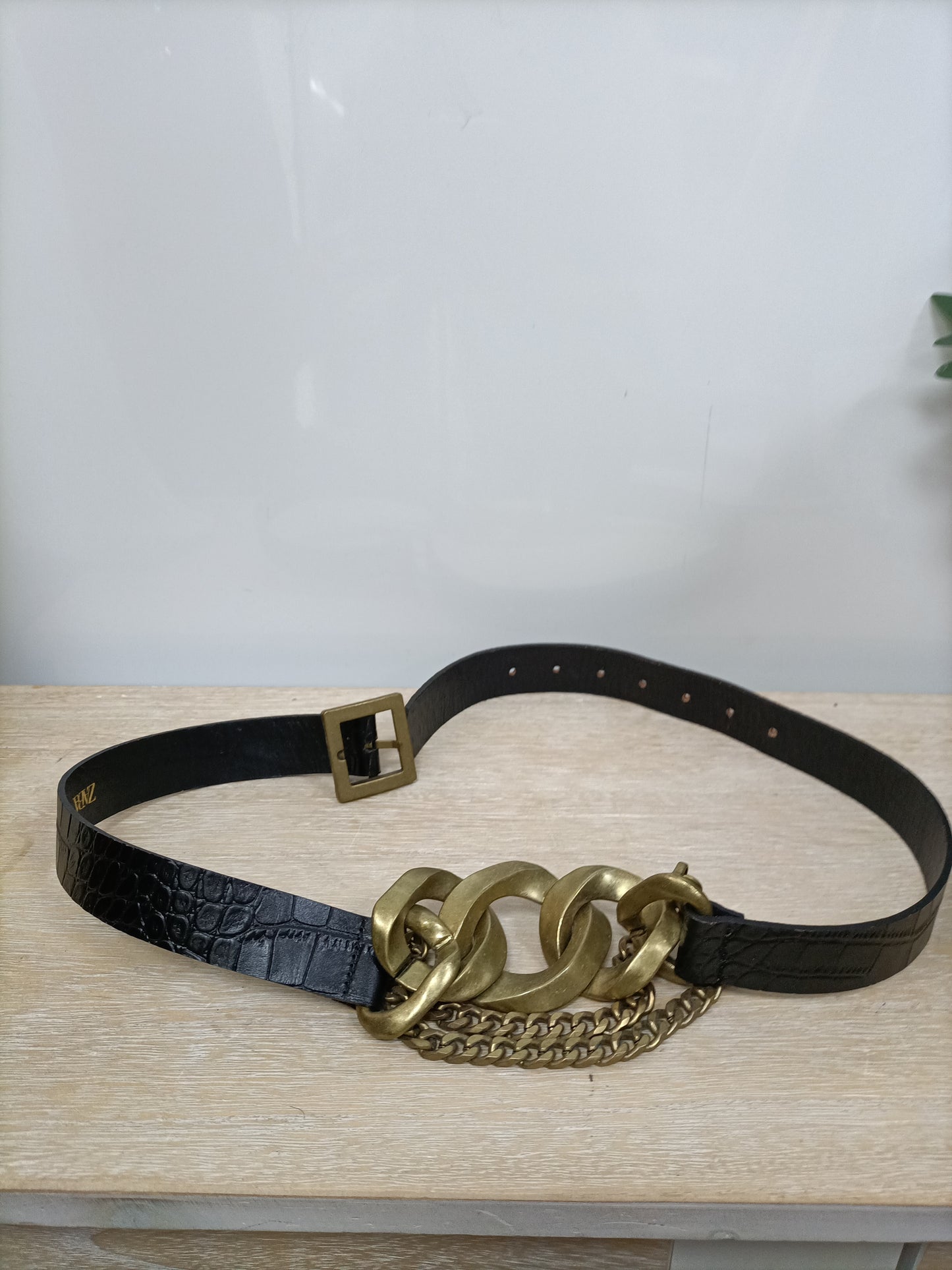 ZARA. Cinturón negro cadena T.80