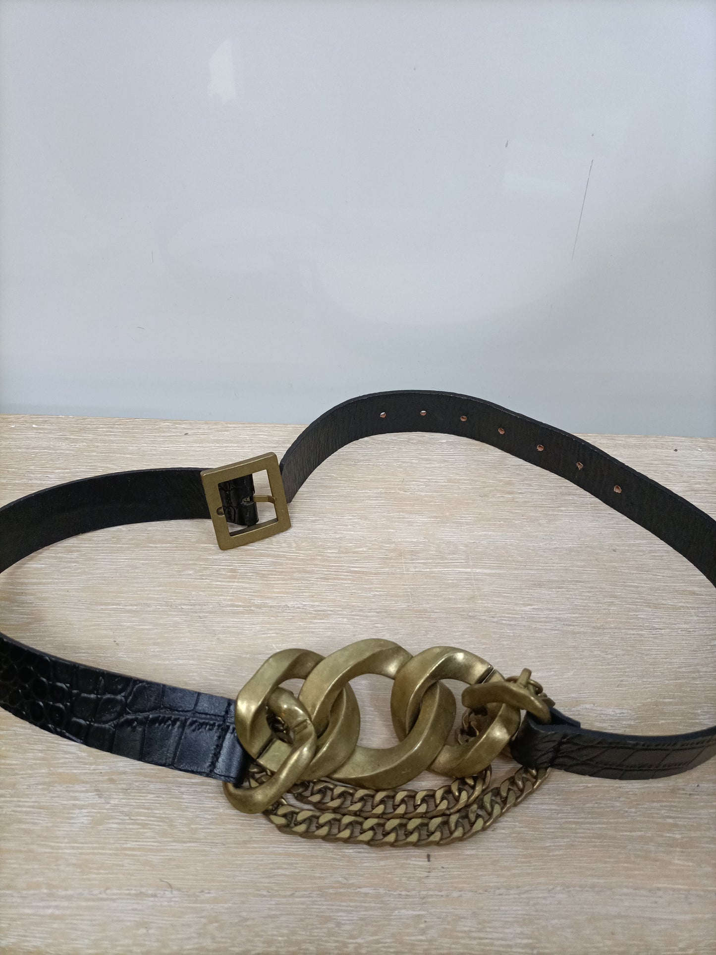 ZARA. Cinturón negro cadena T.80