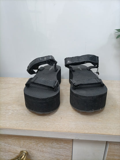 BERSHKA. Sandalia negra velcro T.37