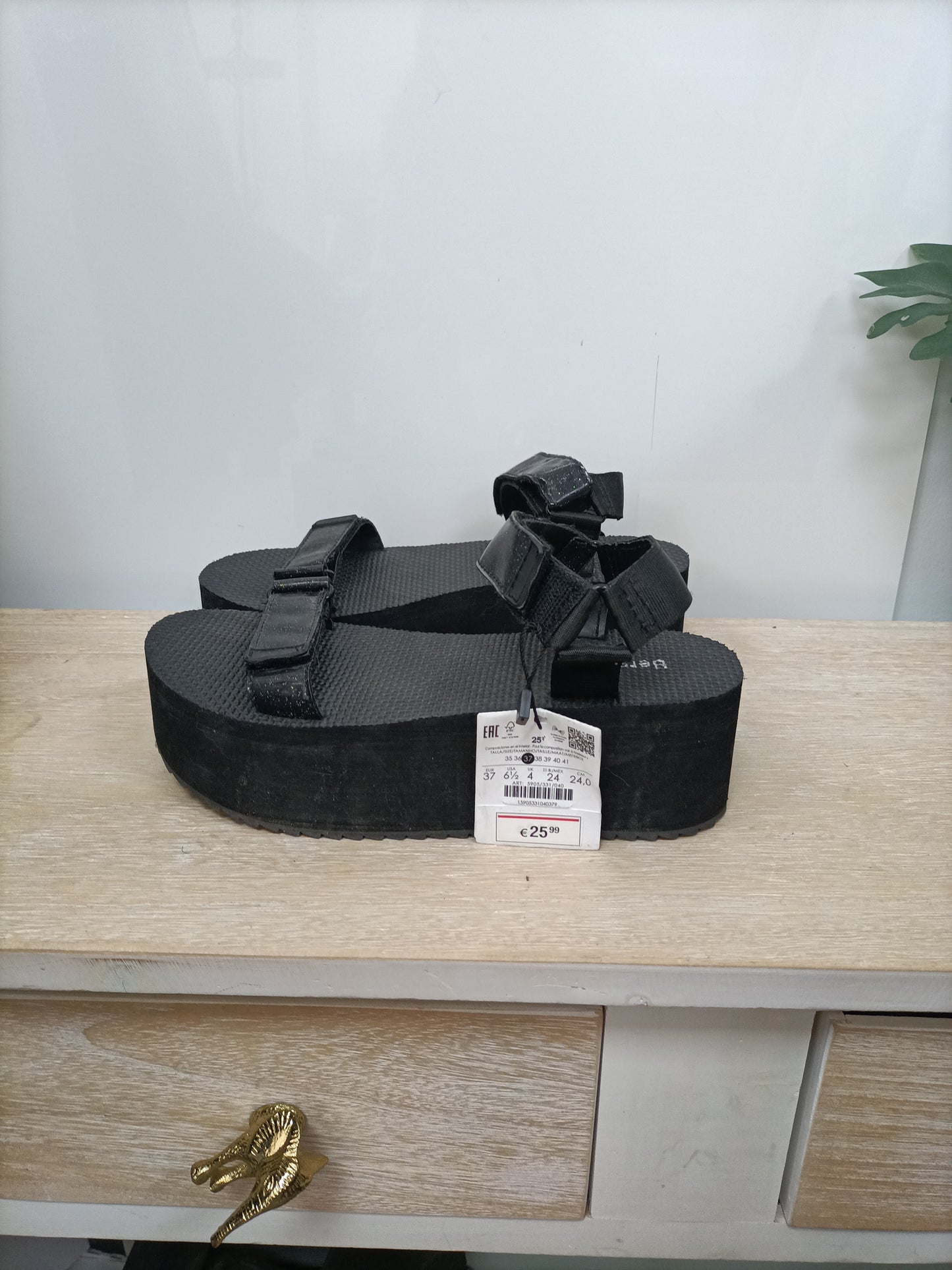 BERSHKA. Sandalia negra velcro T.37