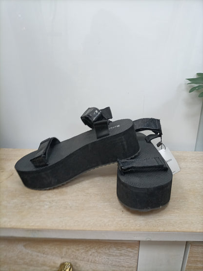 BERSHKA. Sandalia negra velcro T.37