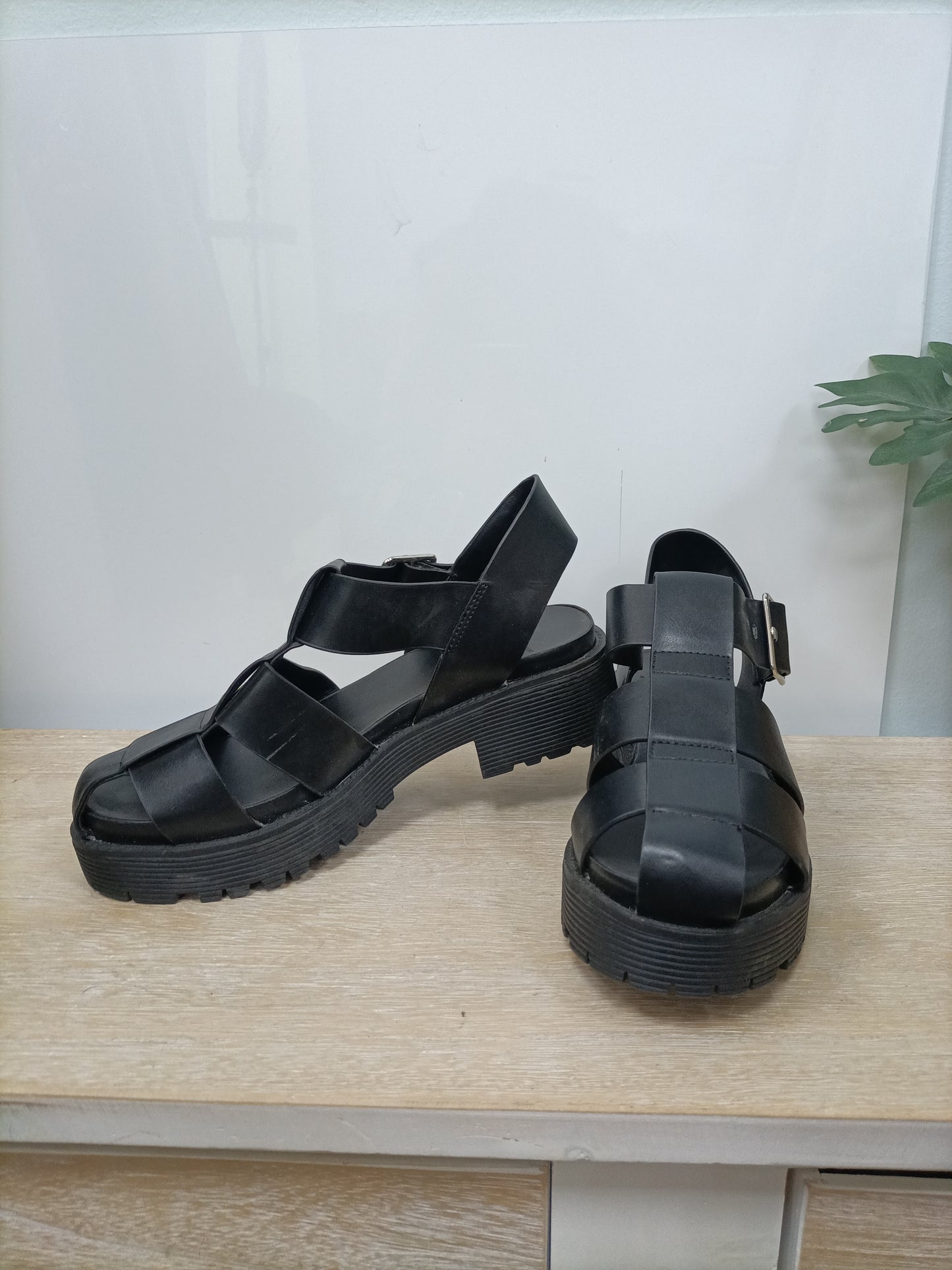 ZARA. Cangrejeras polipiel T.37