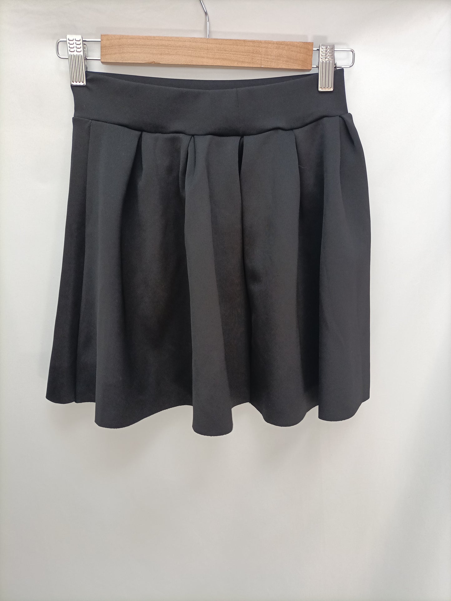 BERSHKA. Falda negra tablas T.s