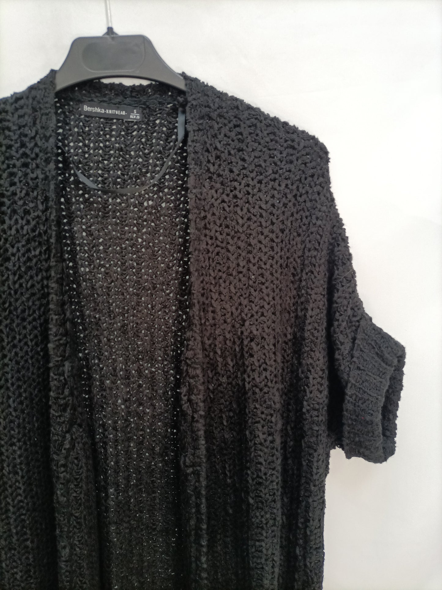 BERSHKA. Cardigan negro punto T.s