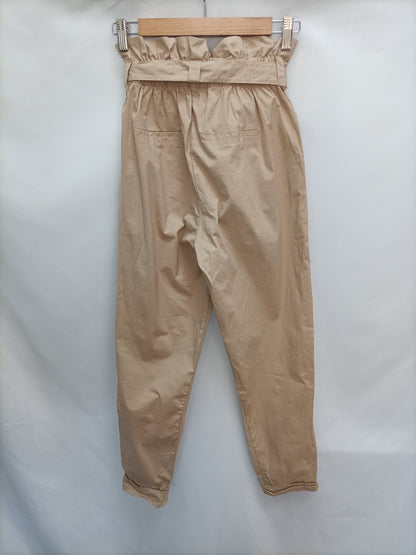 BERSHKA. Pantalón beige paper backT.34