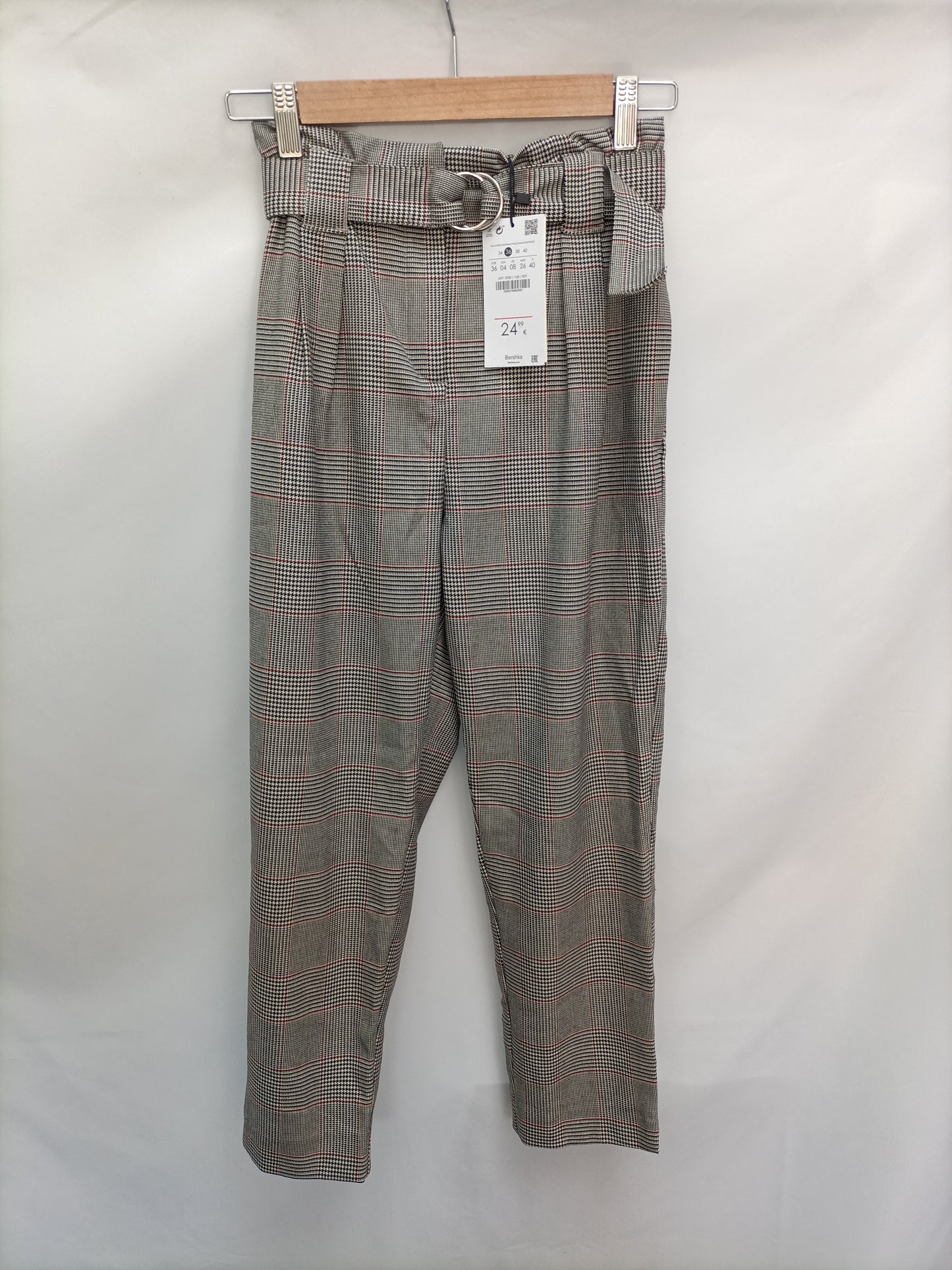 BERSHKA. Pantalón gris  cuadros T.36