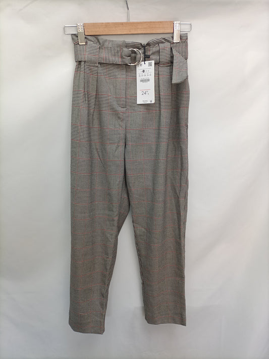 BERSHKA. Pantalón gris  cuadros T.36