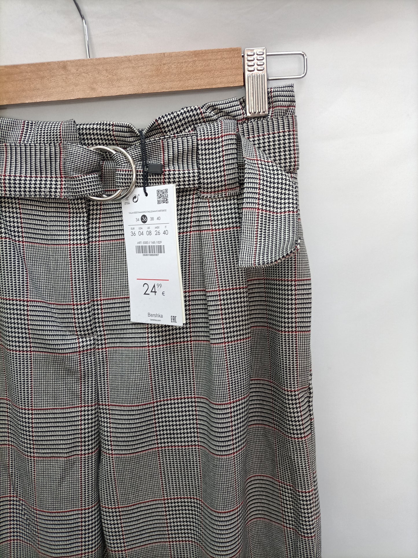 BERSHKA. Pantalón gris  cuadros T.36