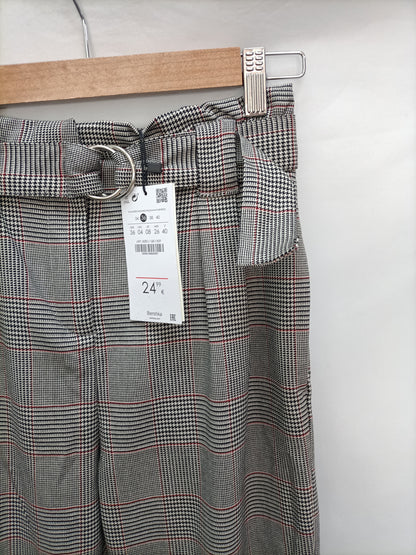 BERSHKA. Pantalón gris  cuadros T.36