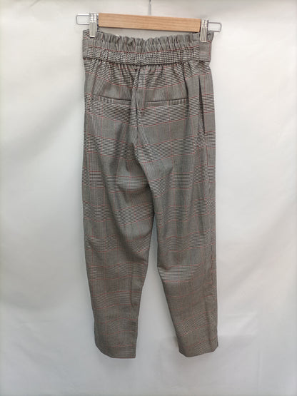 BERSHKA. Pantalón gris  cuadros T.36