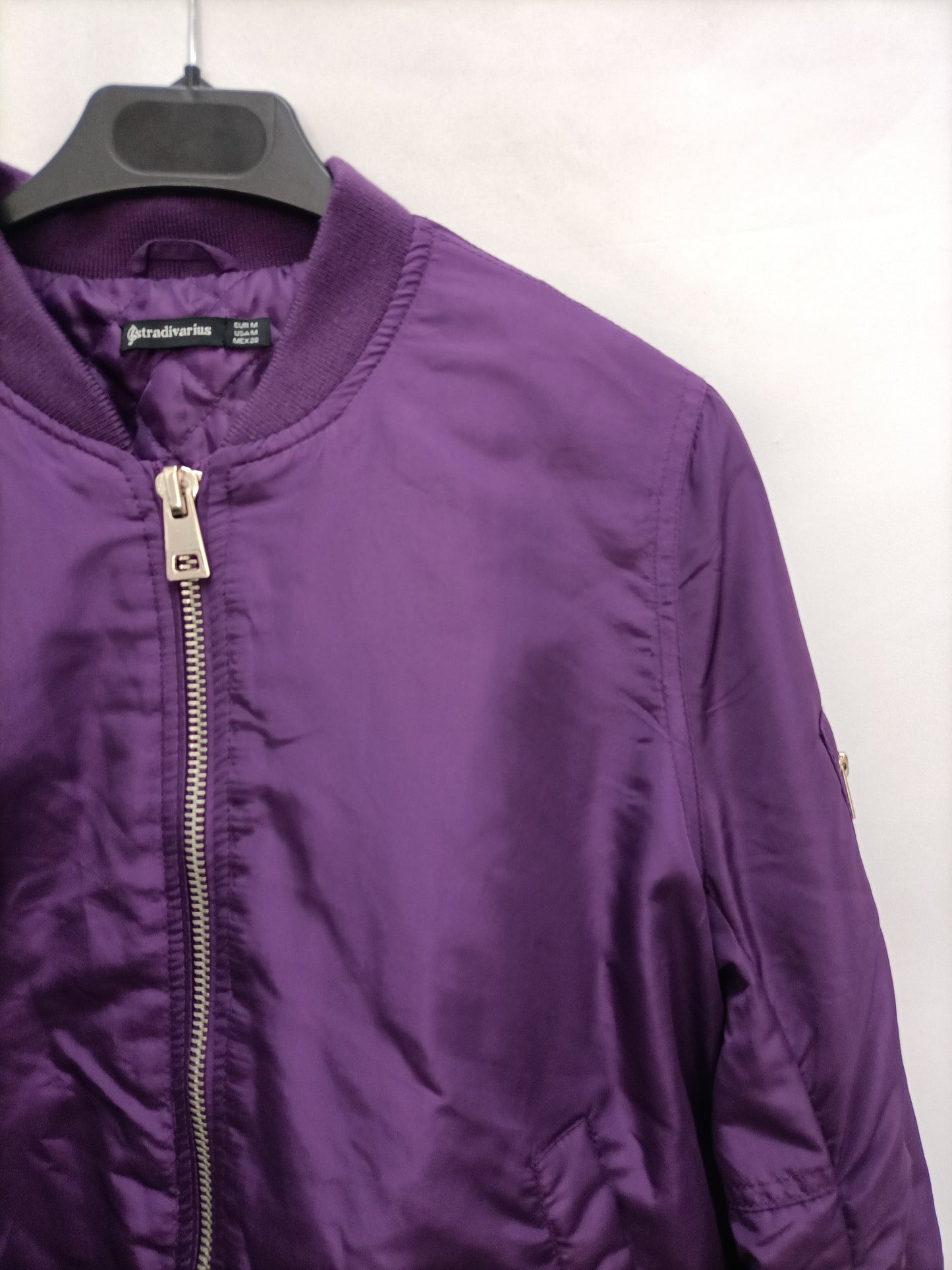 STRADIVARIUS. Bomber morada T.m
