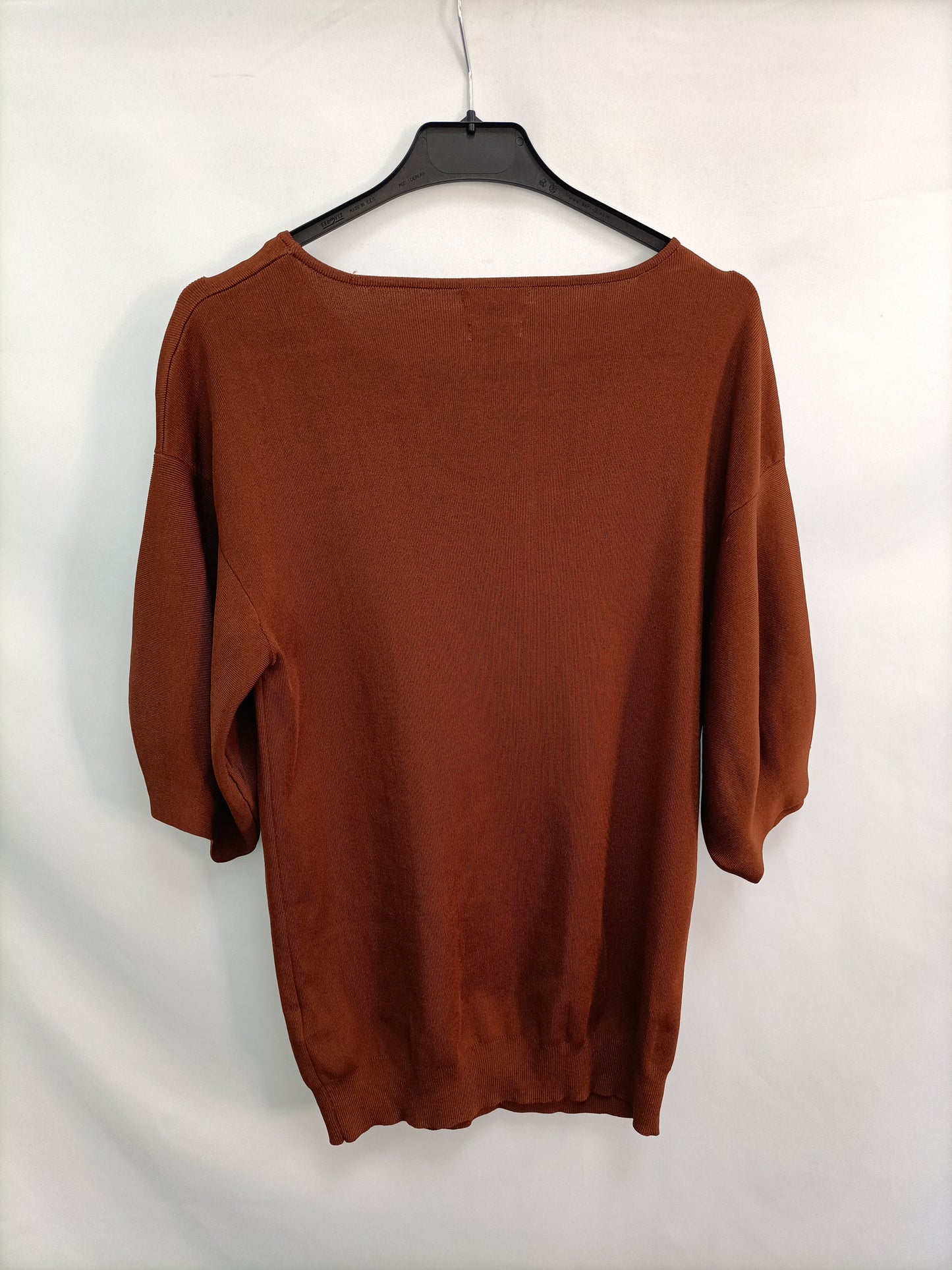 MASSIMO DUTTI. Top punto marrónT.m
