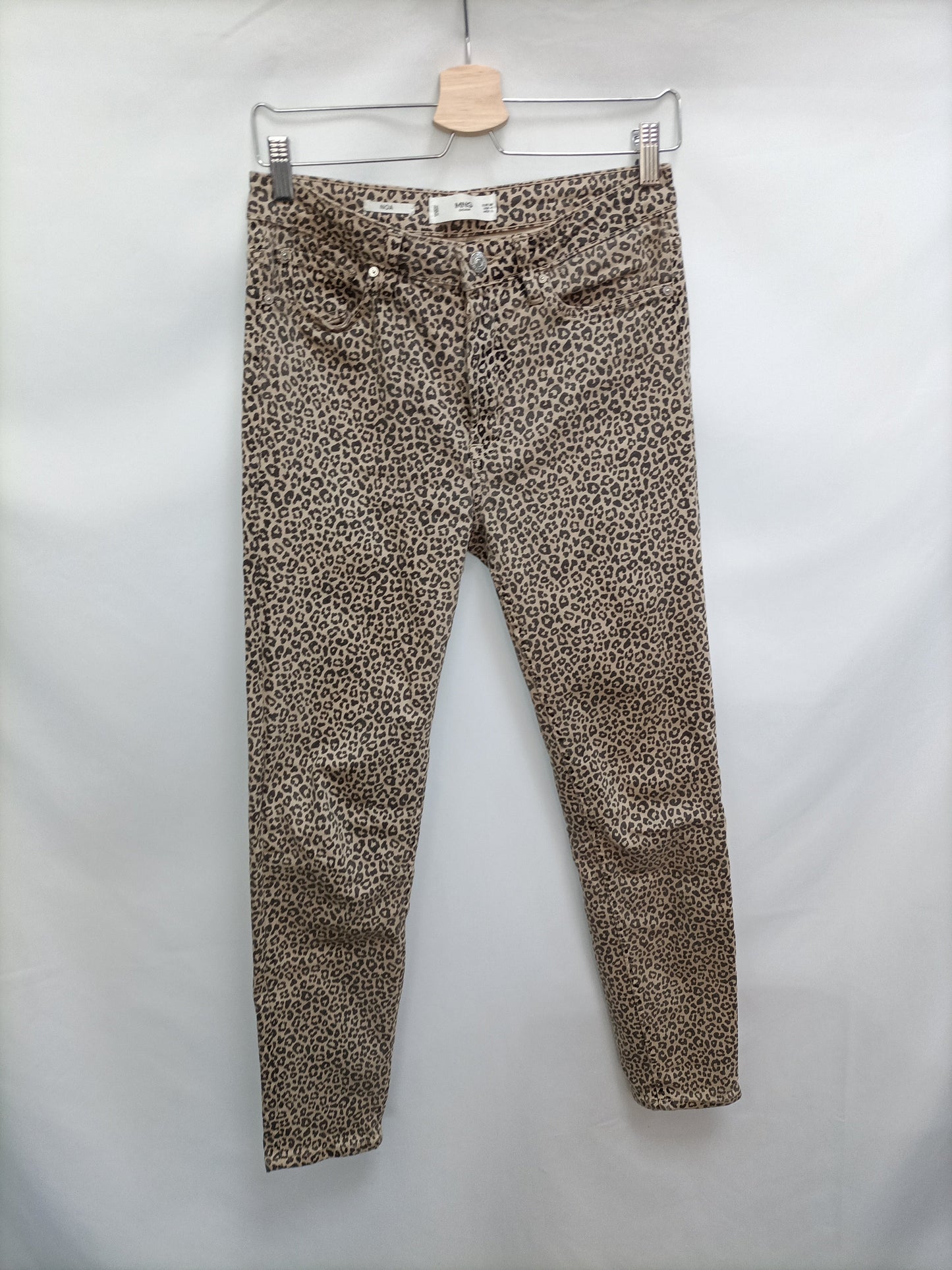 MANGO. Pantalón animal print T.36