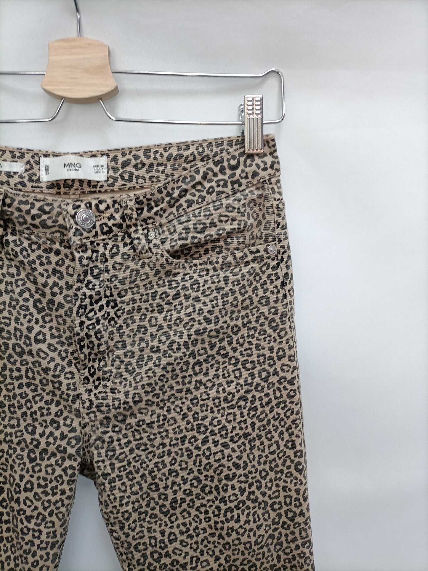 MANGO. Pantalón animal print T.36
