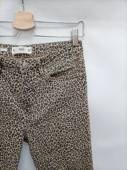 MANGO. Pantalón animal print T.36