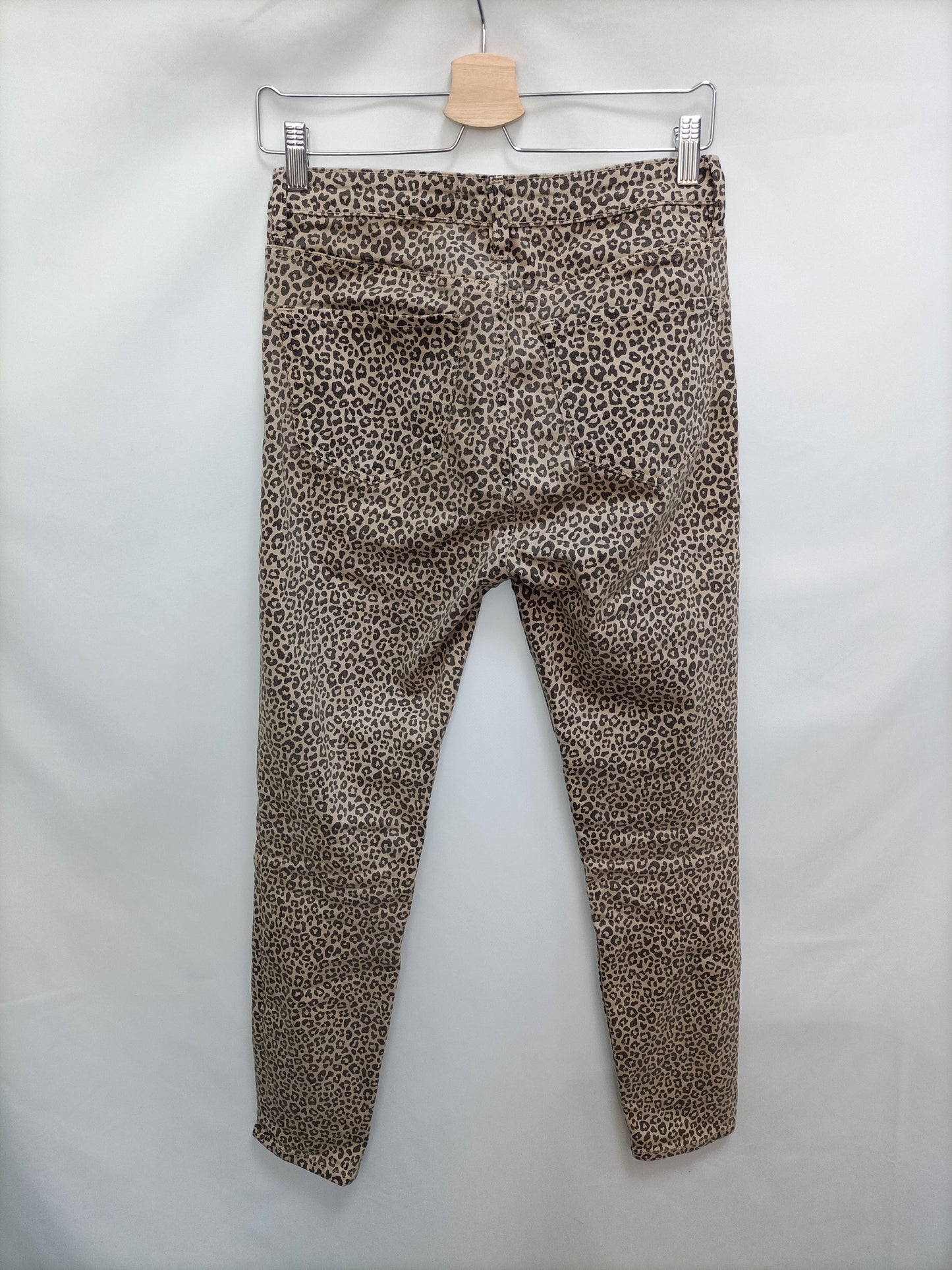 MANGO. Pantalón animal print T.36