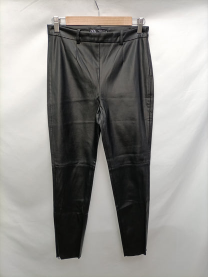 ZARA. Pantalón efecto piel T.m