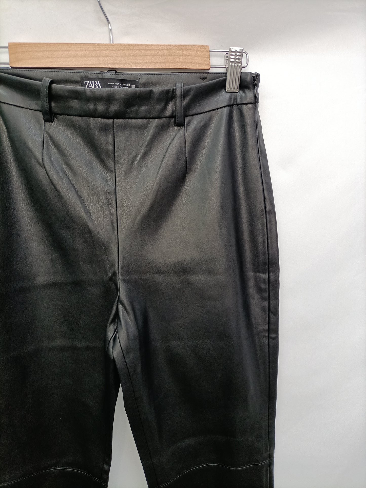 ZARA. Pantalón efecto piel T.m