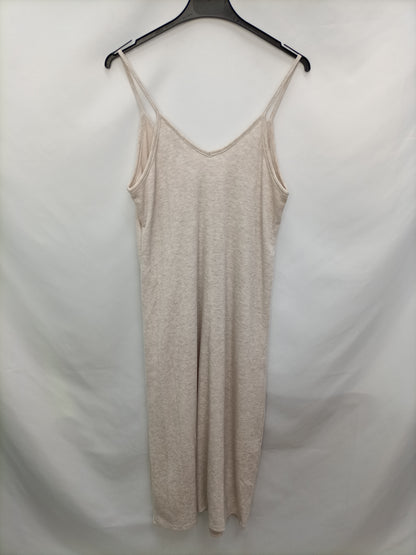 STRADIVARIUS. Vestido midi beige T.l