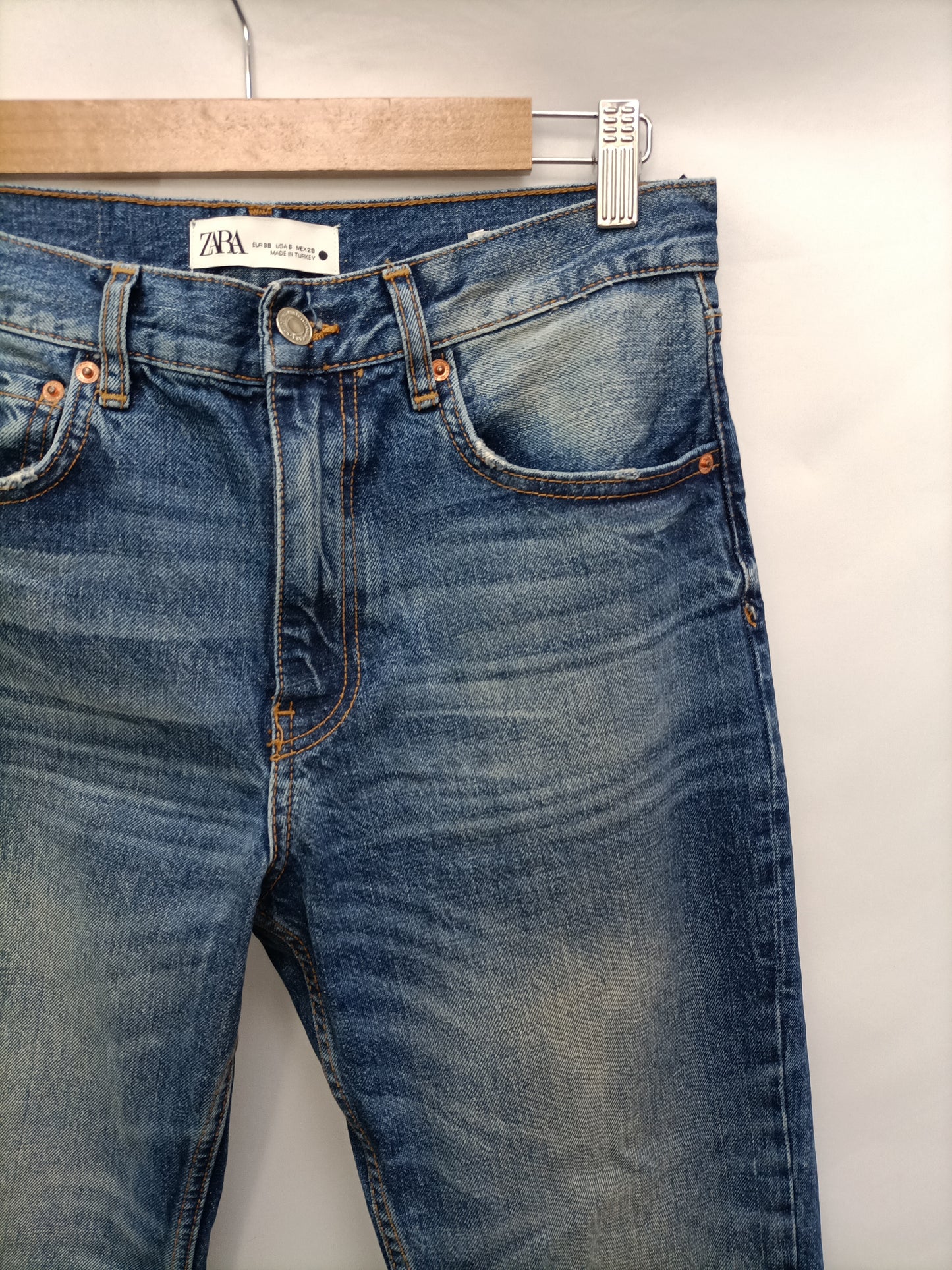 ZARA. Vaqueros efecto lavado T.38