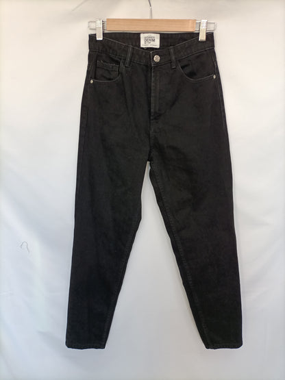 ZARA. Pantalón negro denim T.34