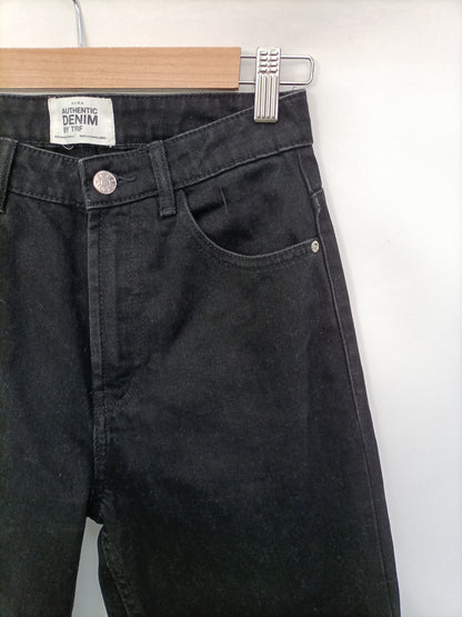 ZARA. Pantalón negro denim T.34