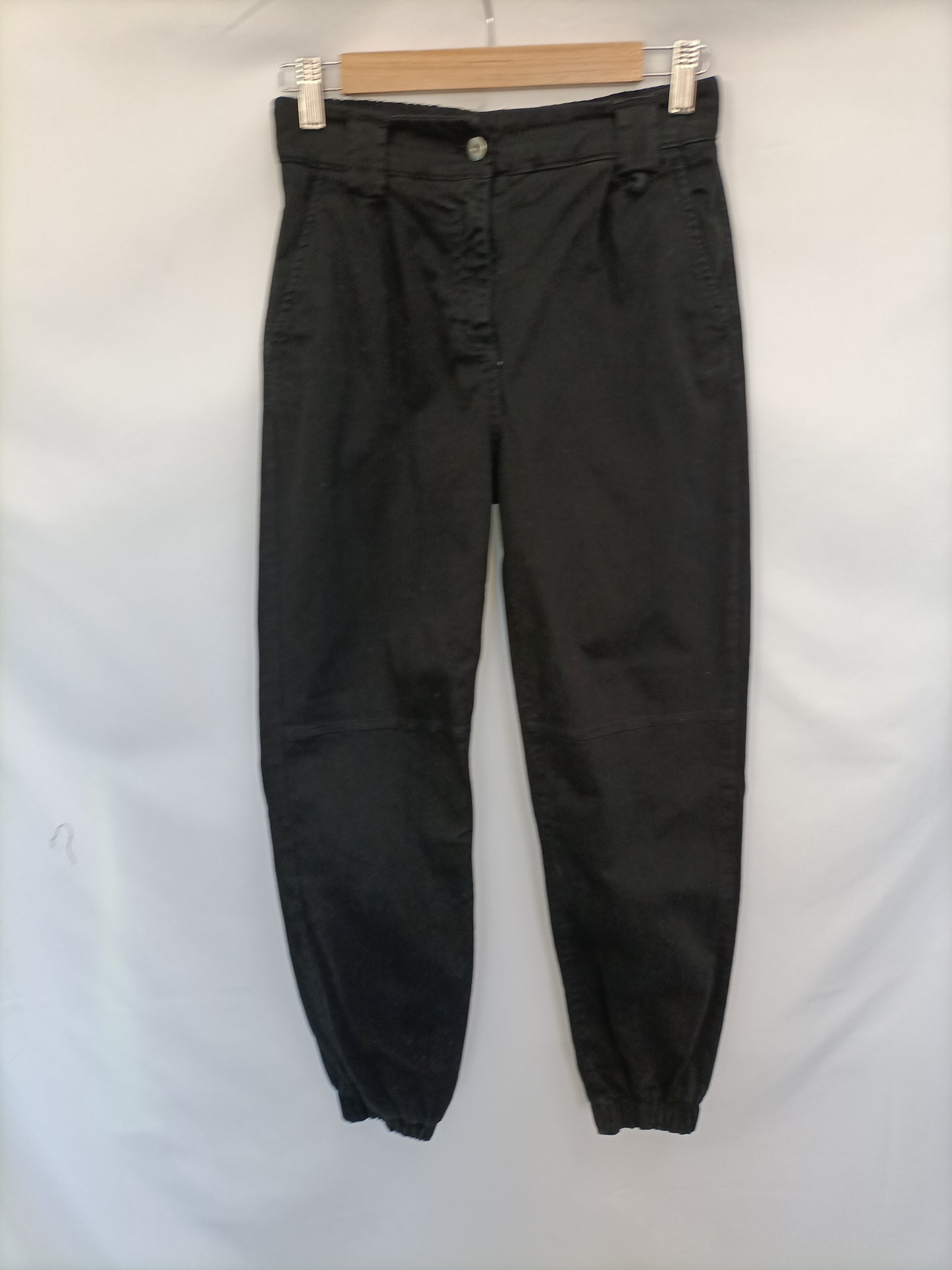 BERSHKA. Pantalón negro cargo T.34
