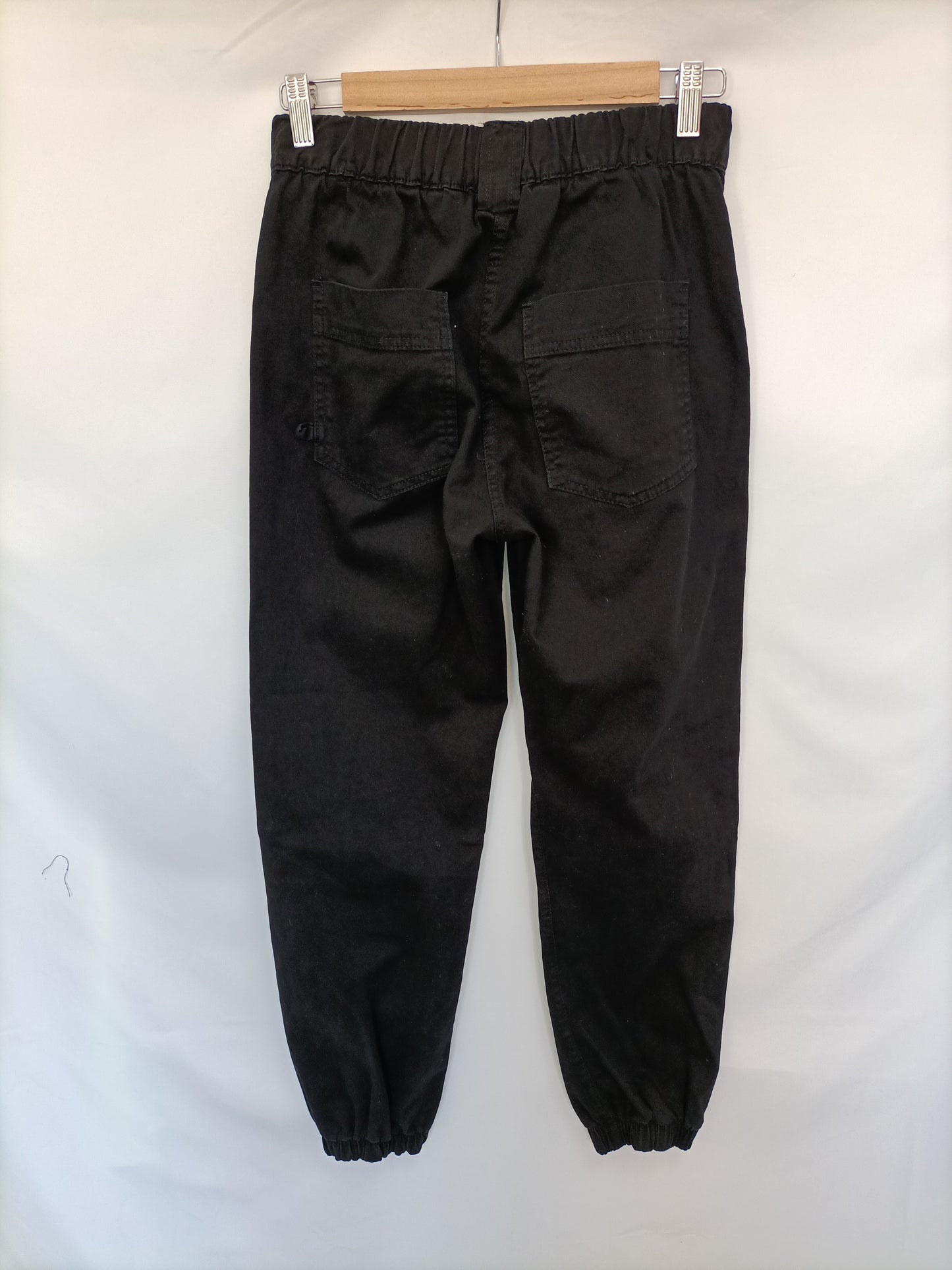 BERSHKA. Pantalón negro cargo T.34