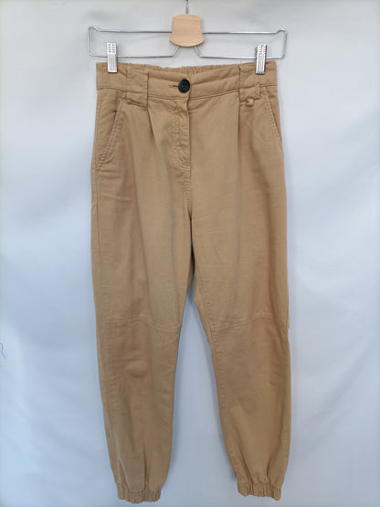 BERSHKA. Pantalón camel cargo T.34