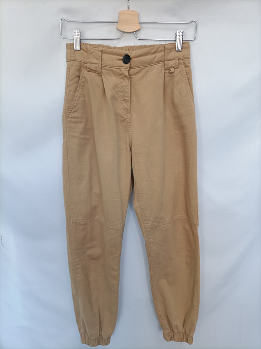 BERSHKA. Pantalón camel cargo T.34