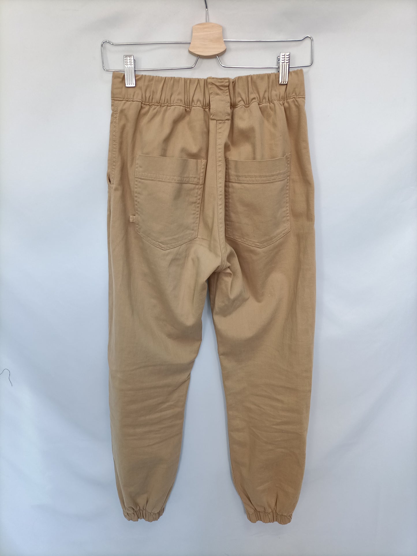 BERSHKA. Pantalón camel cargo T.34