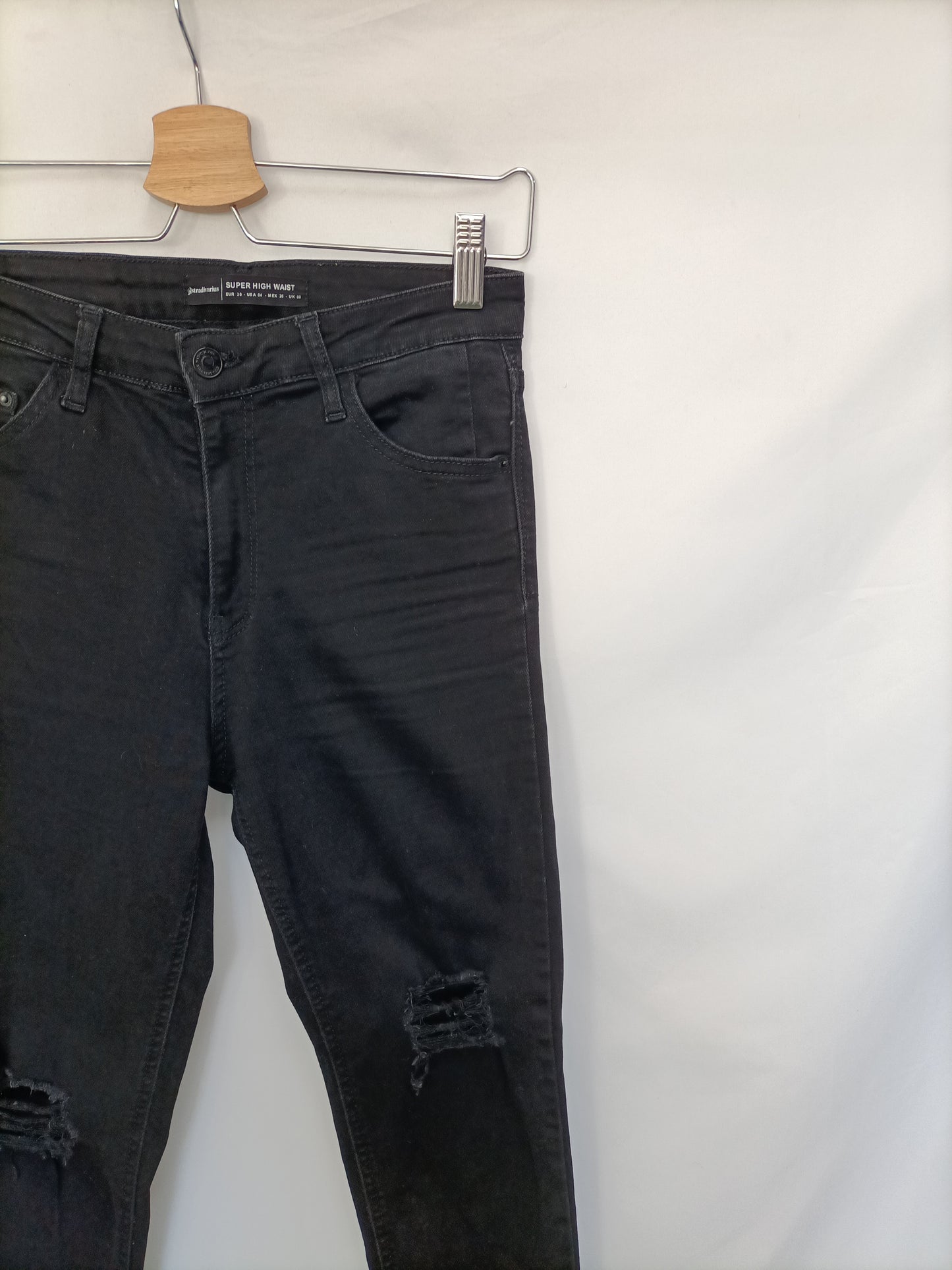STRADIVARIUS. Pantalón negro rotos T.36