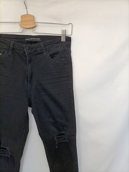 STRADIVARIUS. Pantalón negro rotos T.36