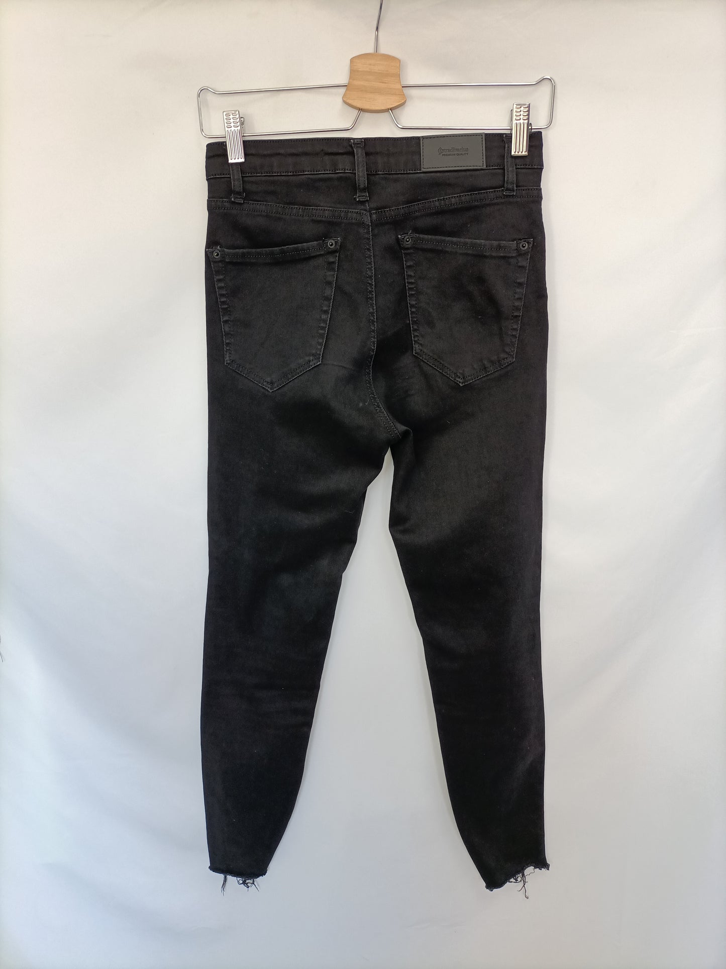 STRADIVARIUS. Pantalón negro rotos T.36