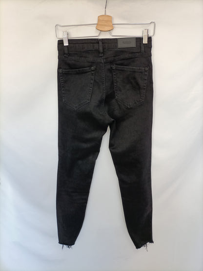 STRADIVARIUS. Pantalón negro rotos T.36