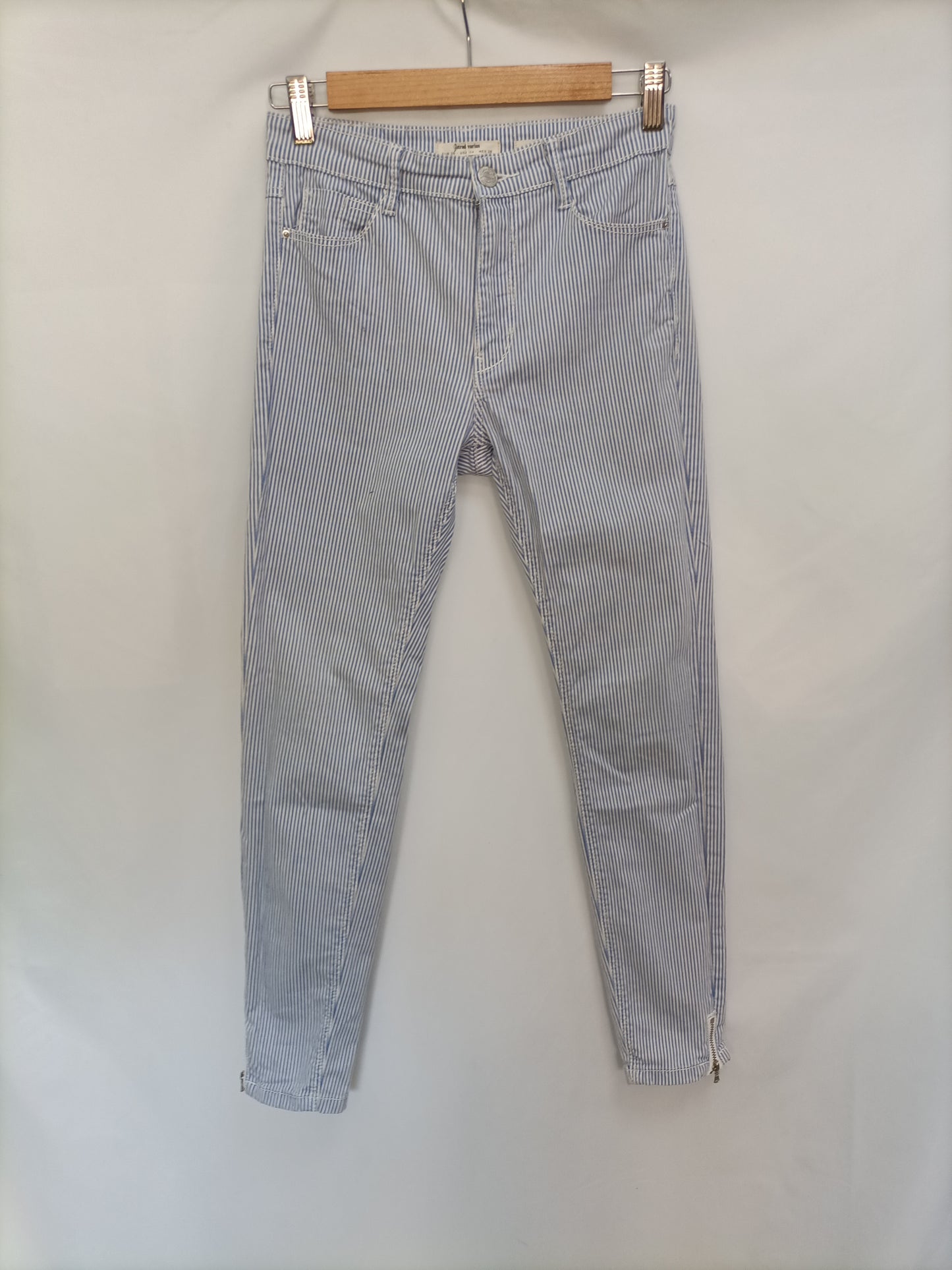 STRADIVARIUS. Pantalón rayas T.36