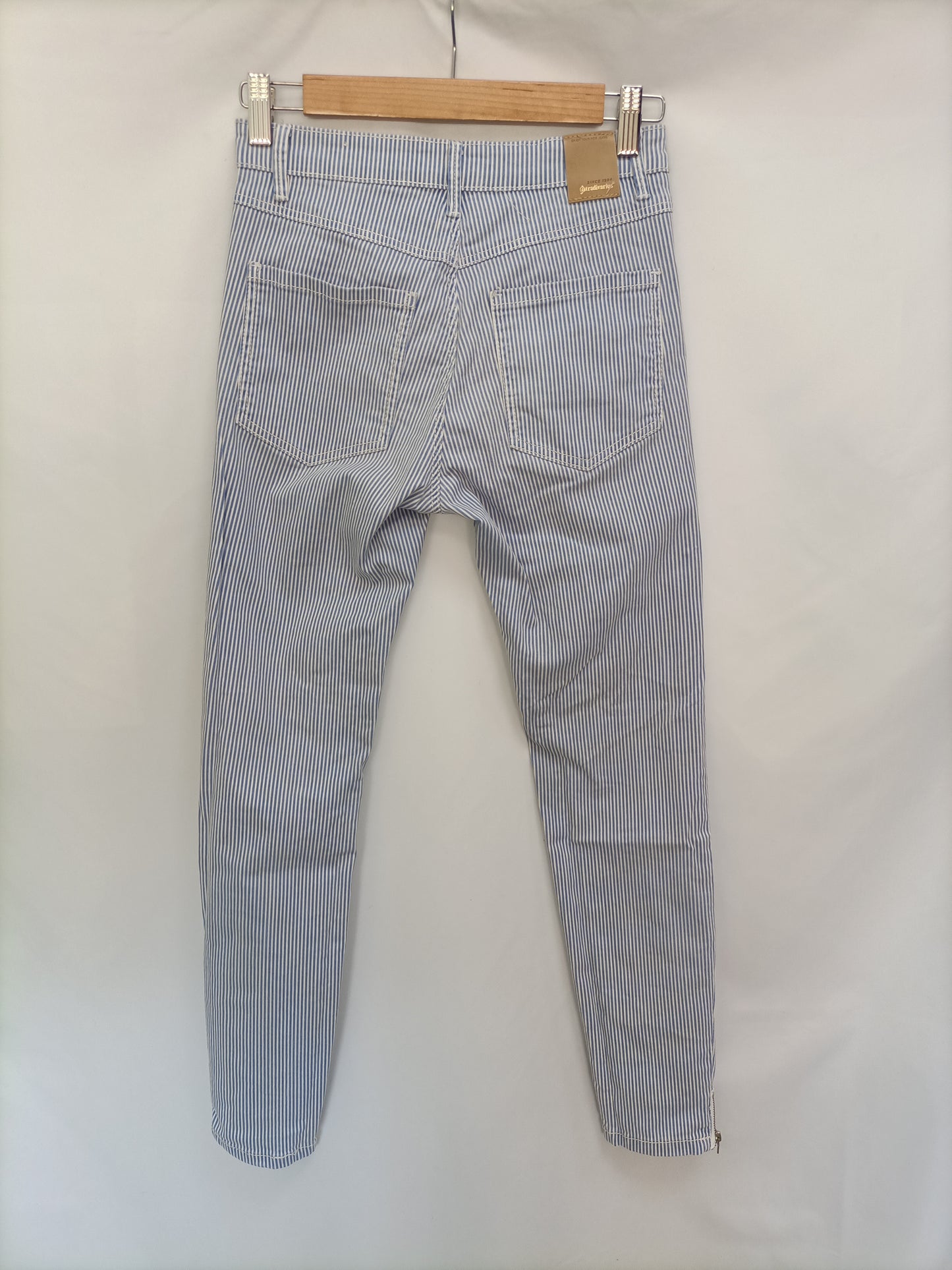 STRADIVARIUS. Pantalón rayas T.36