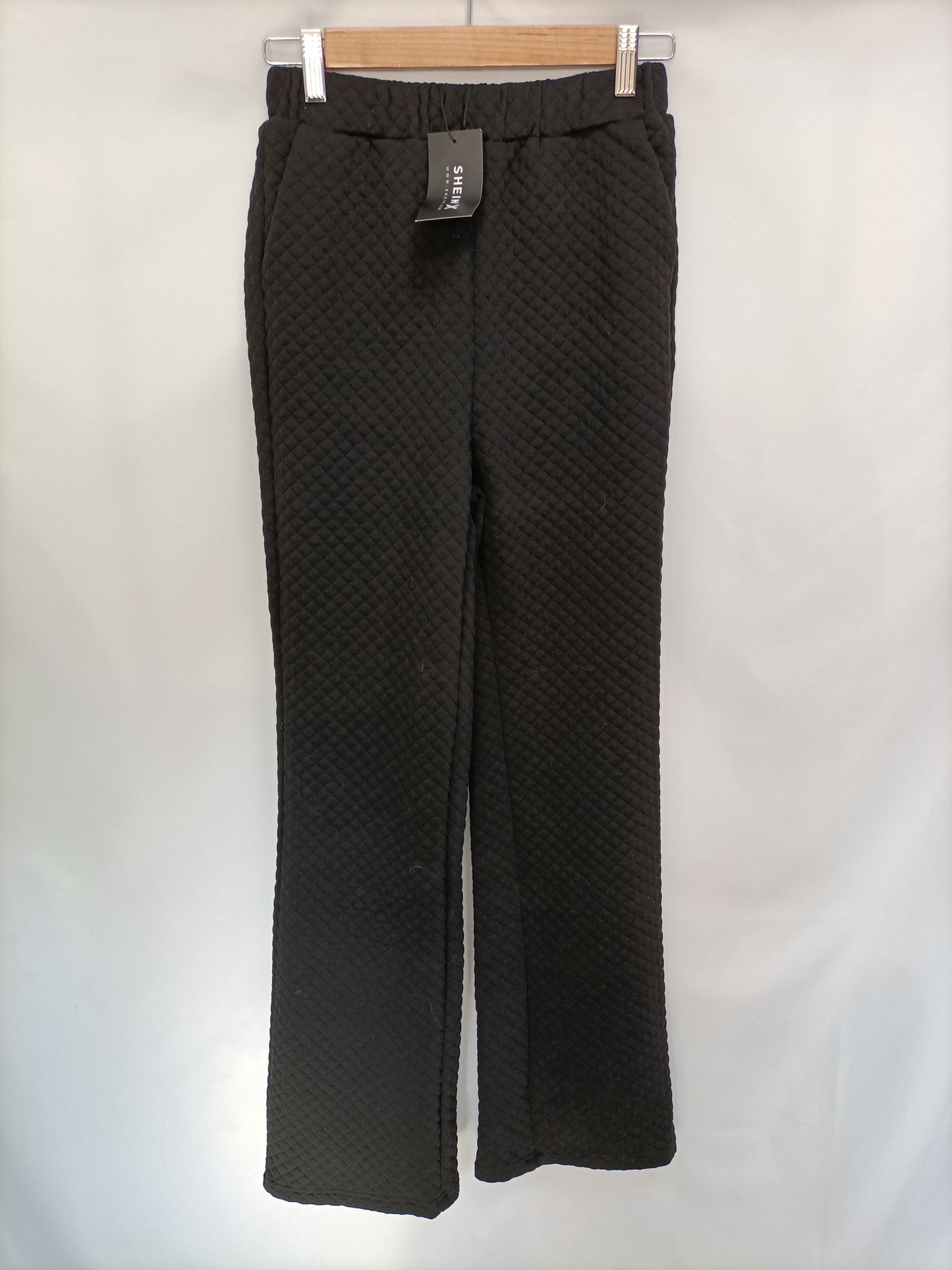 SHEIN. Pantalón negro guateado  T.xs