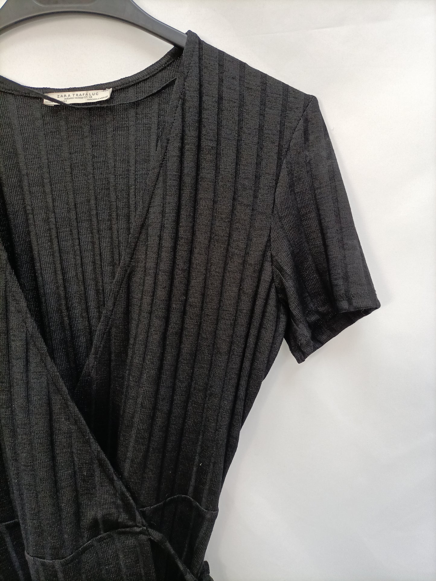 ZARA. Vestido negro canalé T.s