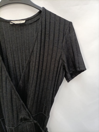 ZARA. Vestido negro canalé T.s