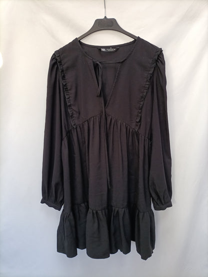 ZARA. Vestido corto negro T.s