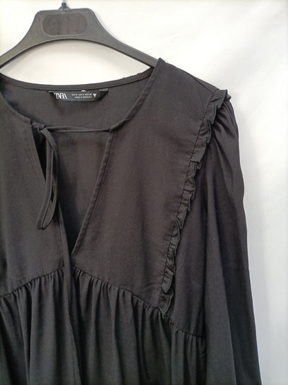 ZARA. Vestido corto negro T.s