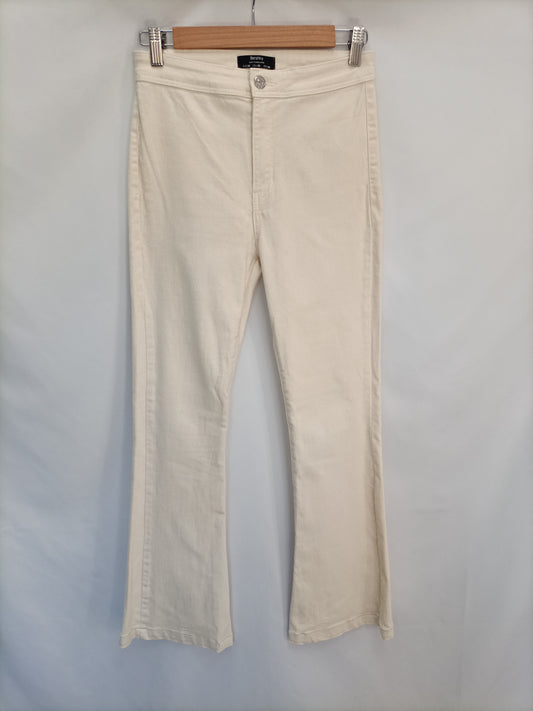 BERSHKA. Pantalón beige denim T.38