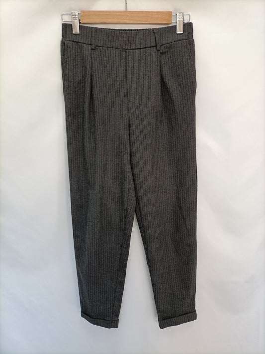 BERSHKA. Pantalón gris rayas T.m