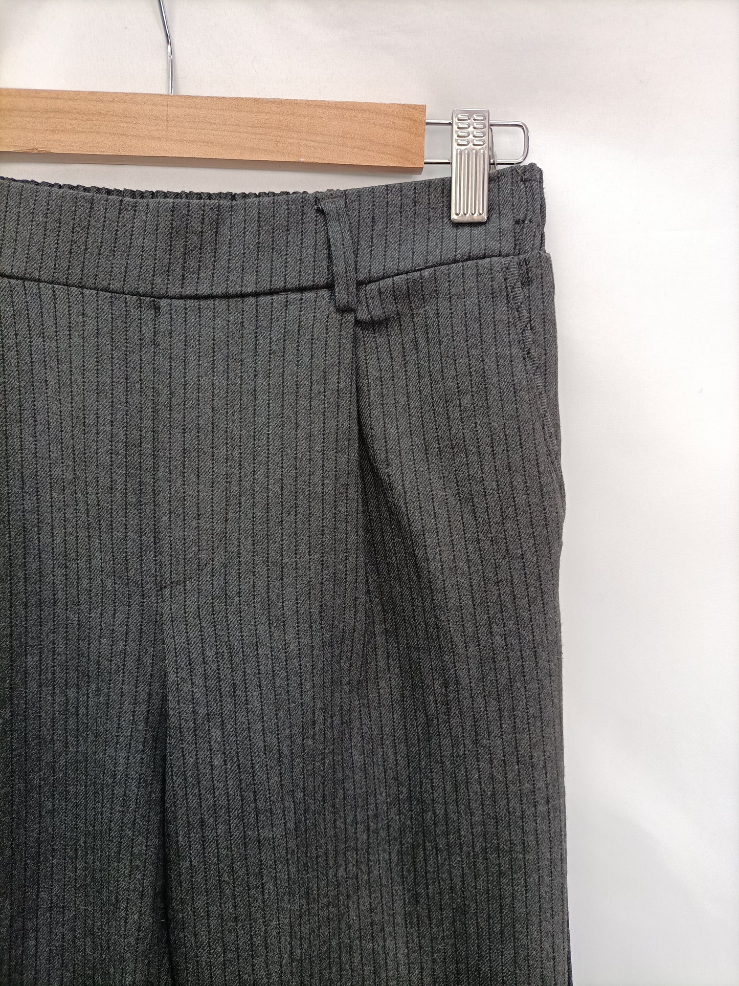 BERSHKA. Pantalón gris rayas T.m