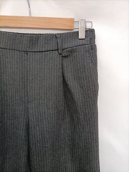 BERSHKA. Pantalón gris rayas T.m